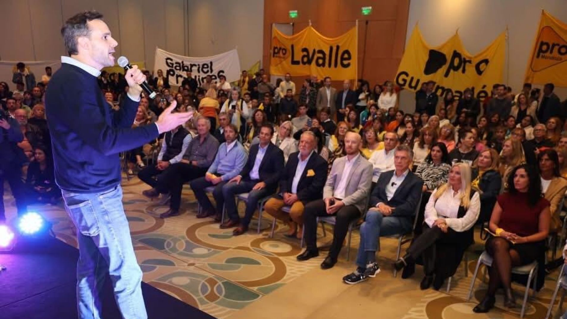 Las "dos fotos" en la visita de Macri