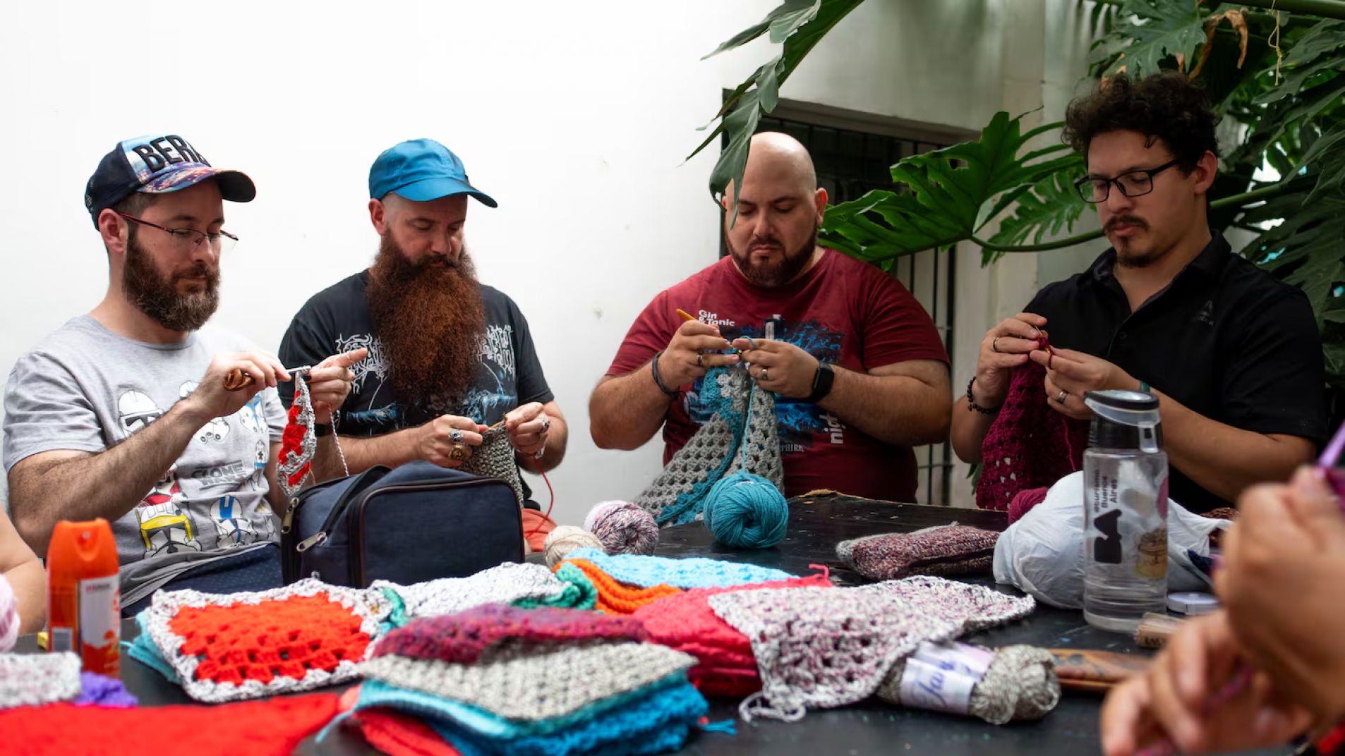 "Hombres Tejedores": rompen estereotipos y reivindican una nueva masculinidad