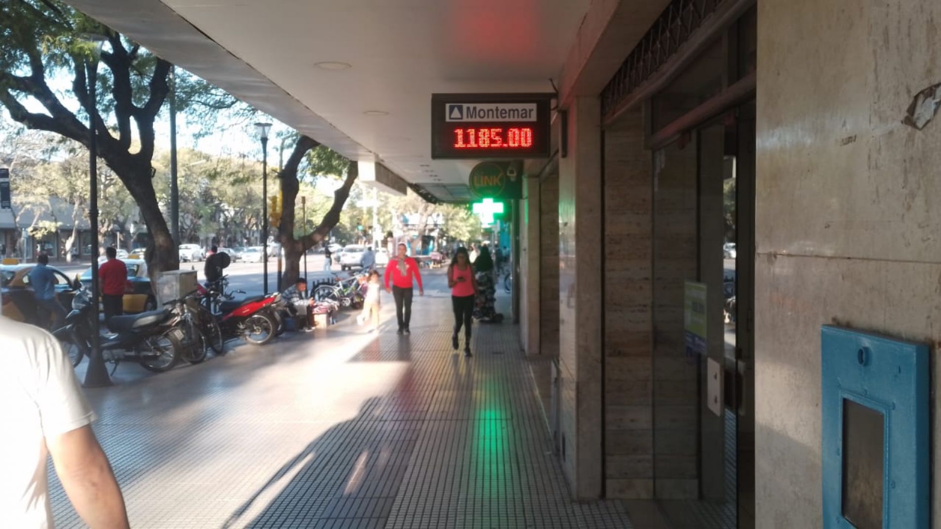 El dólar a nivel local cotizó en 1.185 y 1250 comprador y vendedor respectivamente.