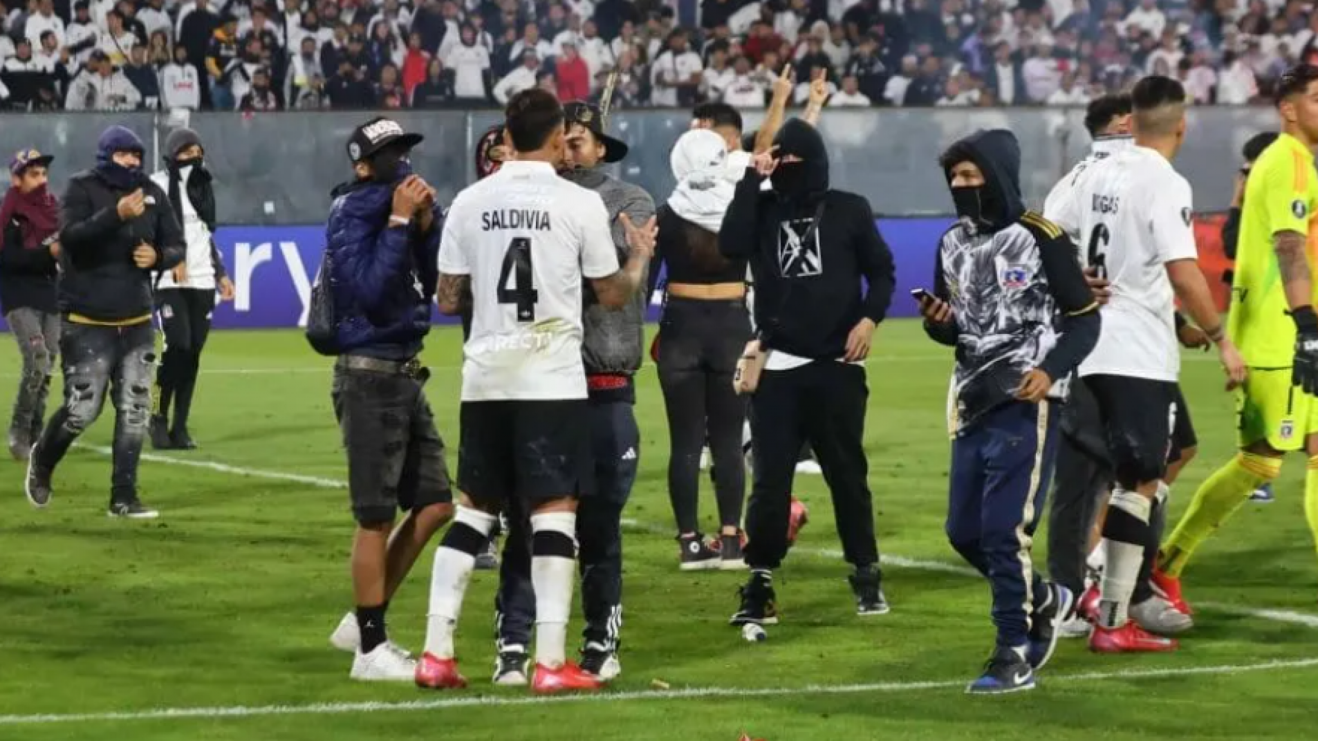 Sancionarán hasta con 18 años sin entrar a estadios a barras de Colo Colo