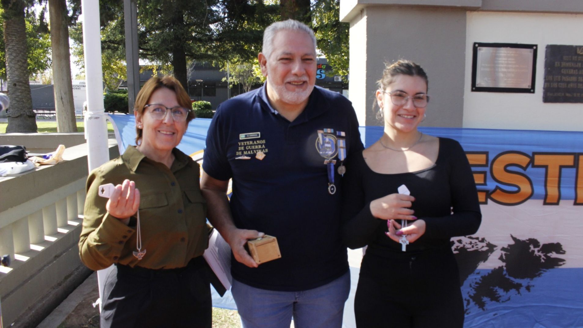 Homenaje del Destructor ARA Comodoro Py a la sociedad Alvearense