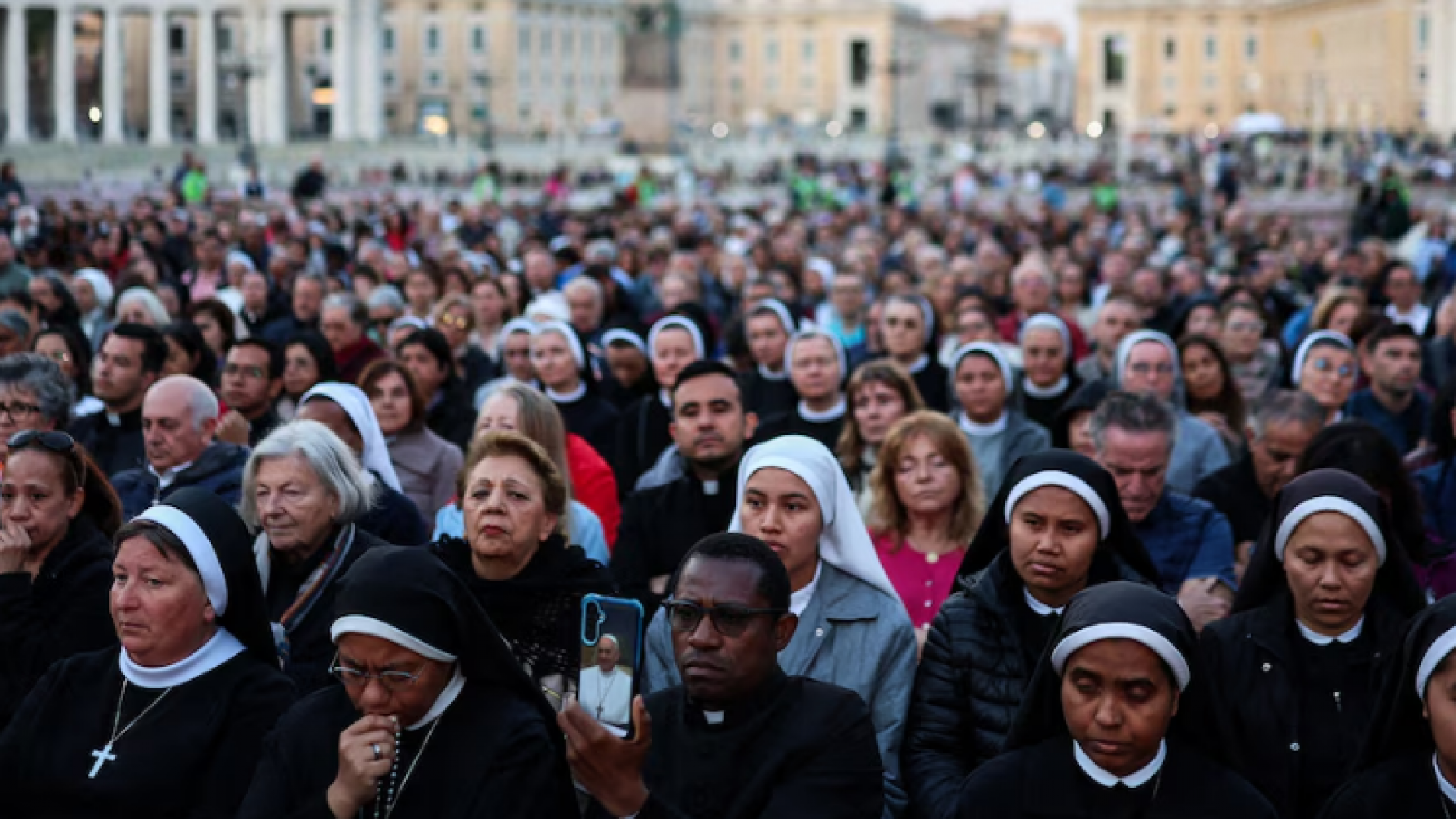 Miles de fieles participaron en un rezo del Rosario en la Plaza de San Pedro