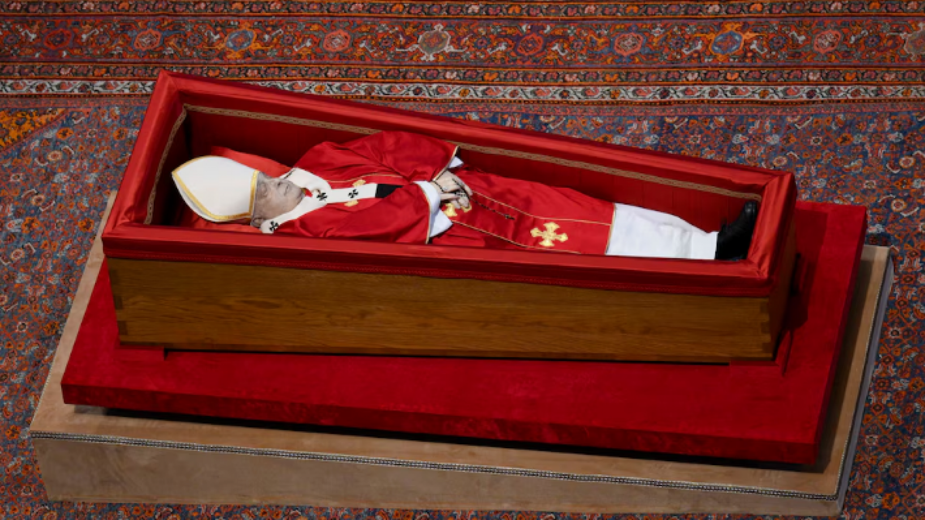 Le consiguieron los pasajes al sobrino del Papa para que vaya al Vaticano