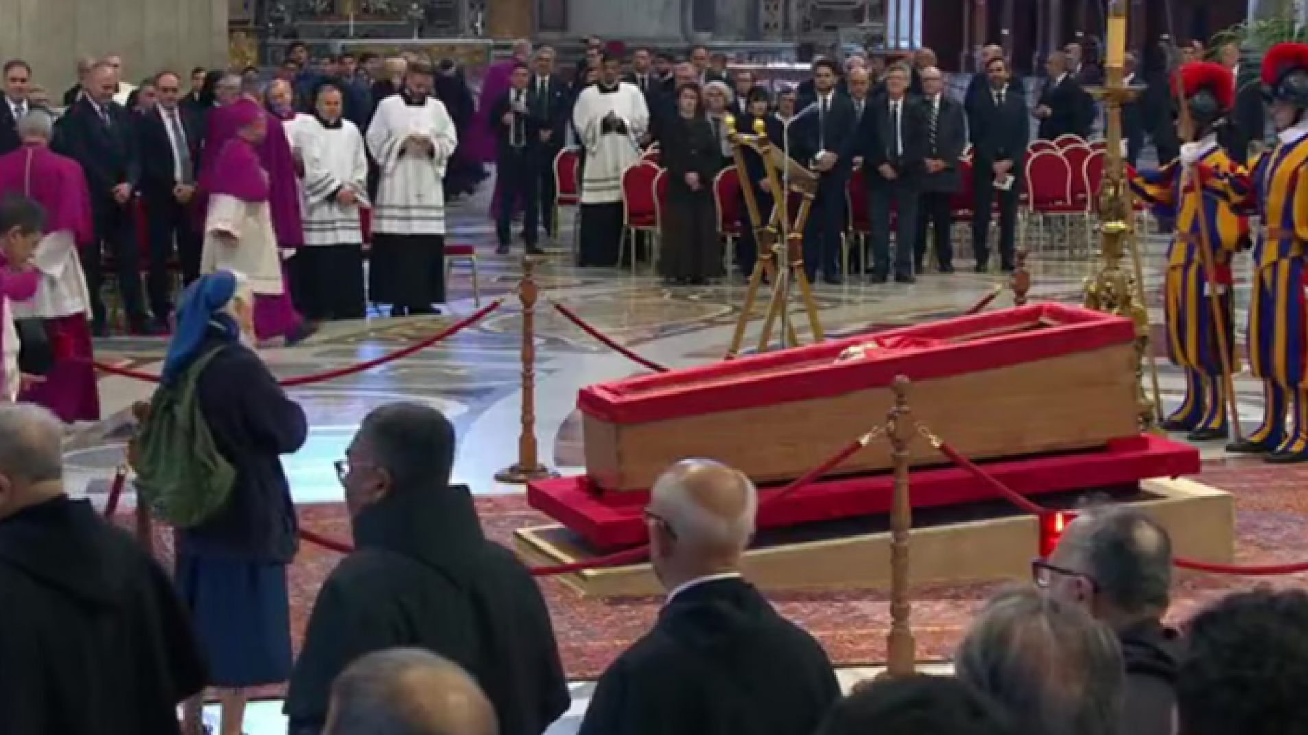 La mujer que logró saltar el protocolo para despedir a su amigo el papa Francisco