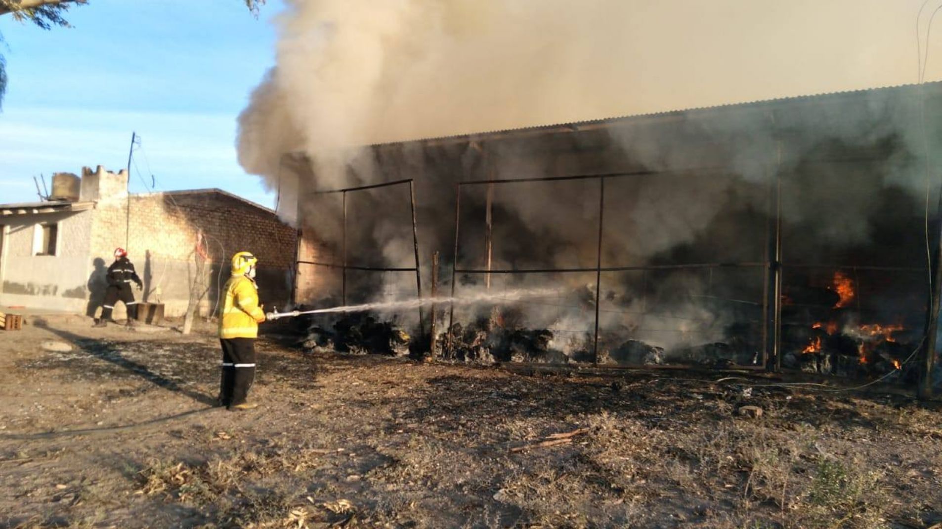 El galpón incendiado contenía fardos de alfalfa (fotos Bomberos Voluntarios de Villa Atuel).