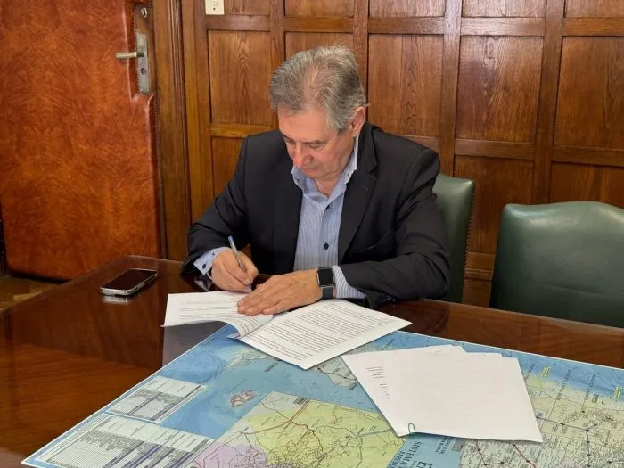 Firma acuerdo con la Nación