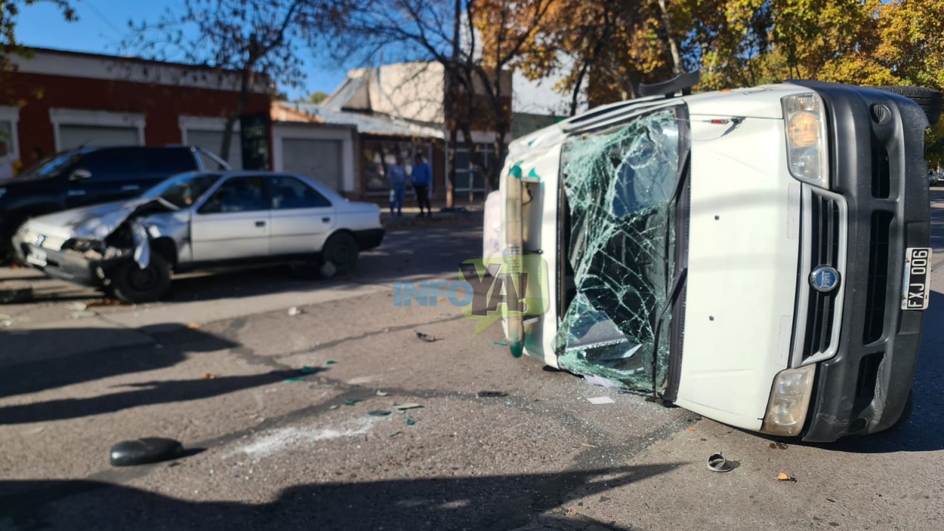 Triple choque y el vuelco de una ambulancia en Rivadavia y Moreno
