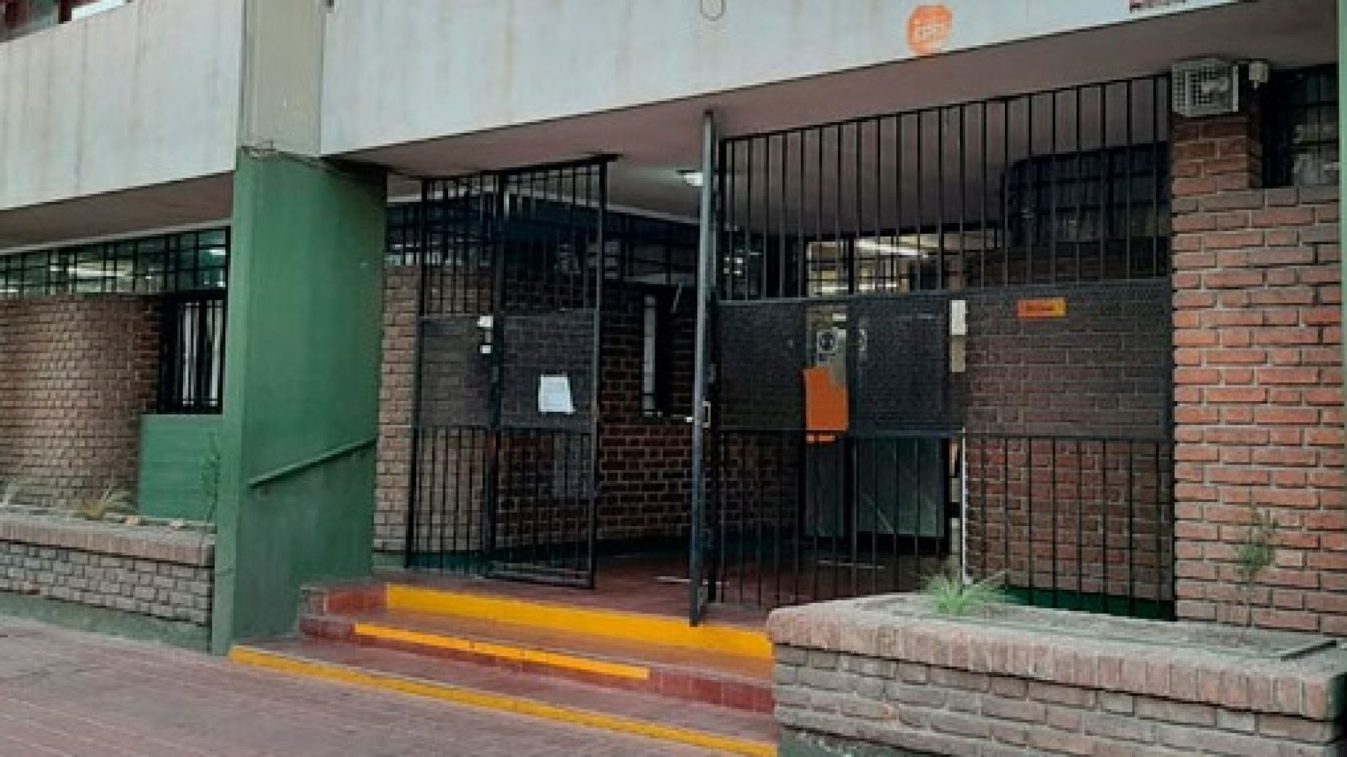 En el desfile anual las alumnas muestran lo aprendido en el área de textil.