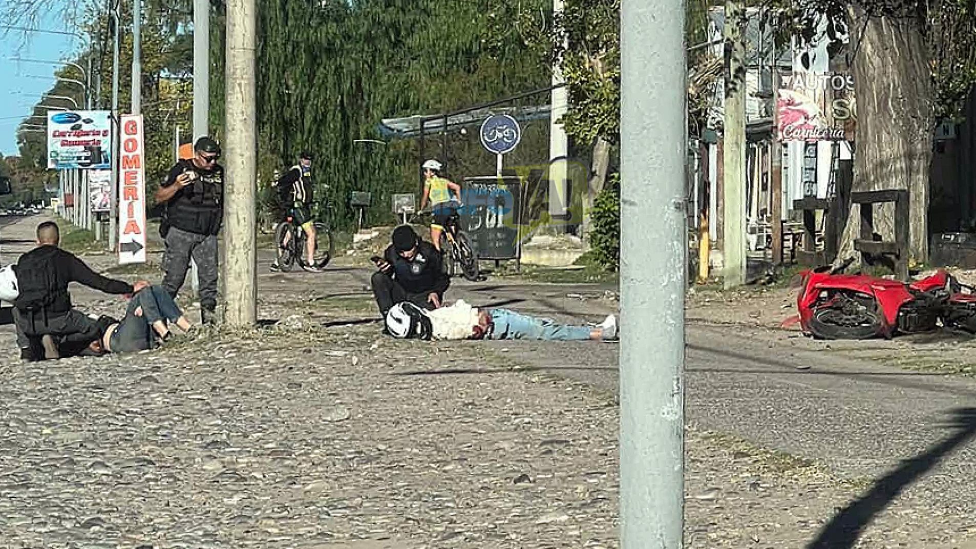 Dos motociclistas con múltiples fracturas luego de un choque en Las Paredes