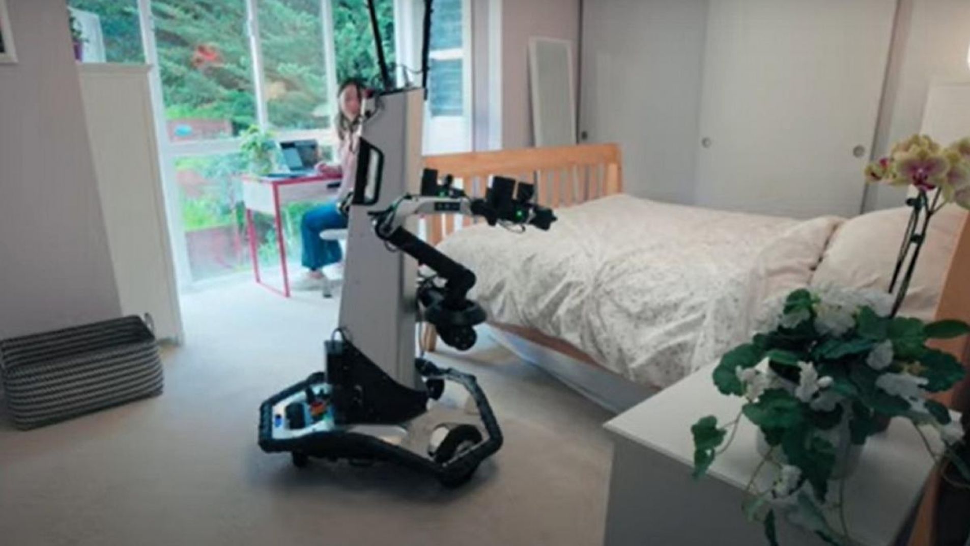 Chau a las tareas domésticas: ya existe un robot que limpia y tiende las camas