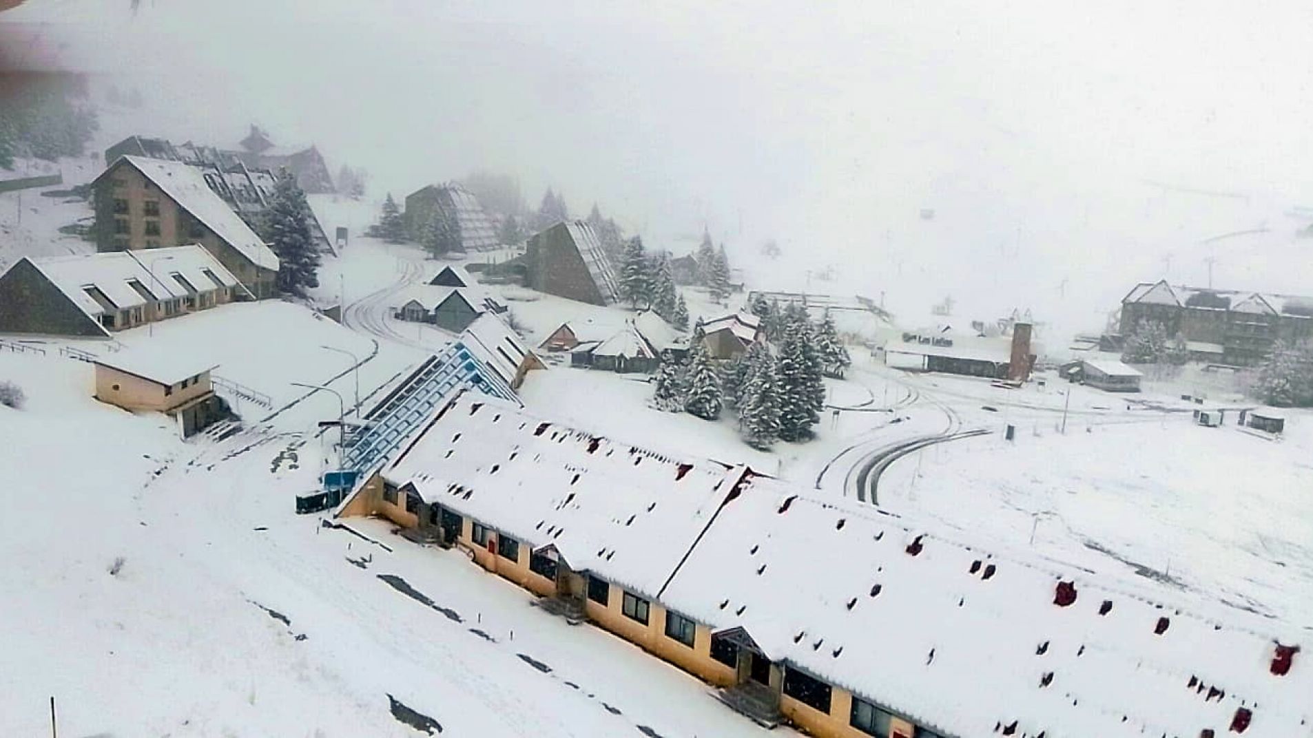 El complejo hotelero de Las Leñas está cubierto de nieve.
