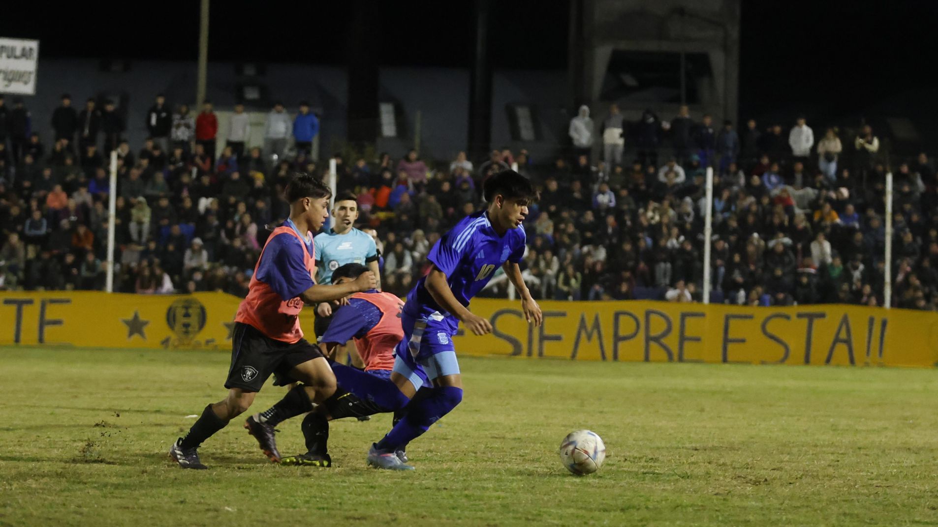 Con un Gigante colmado la Selección Sub 20 derrotó al combinado local