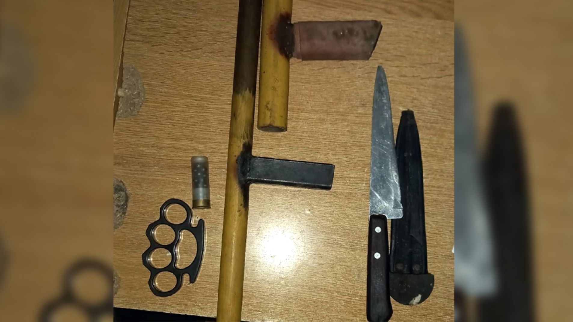 Video: Padre e hijo detenidos por llevar una tumbera en una moto sin documentos