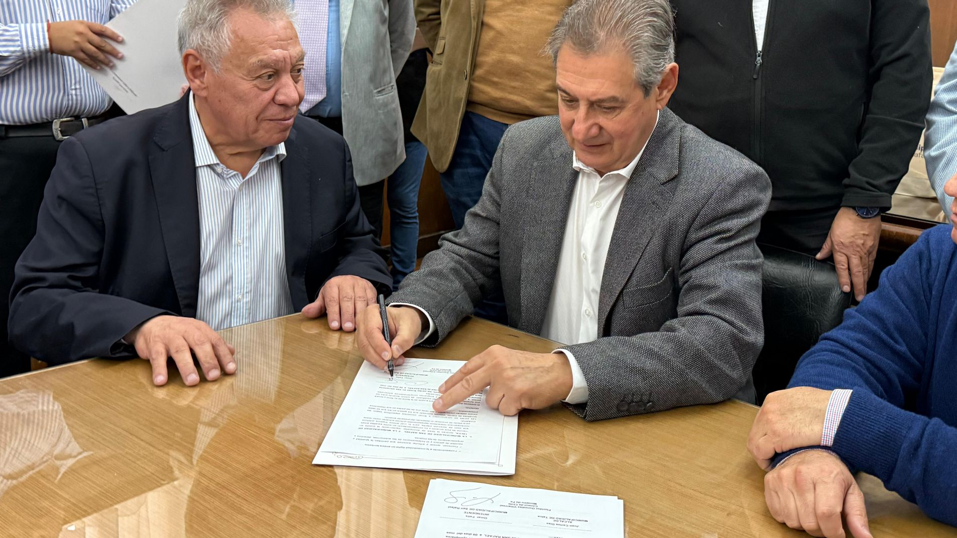 Omar Félix firmó acuerdos con el gobernador del Maule