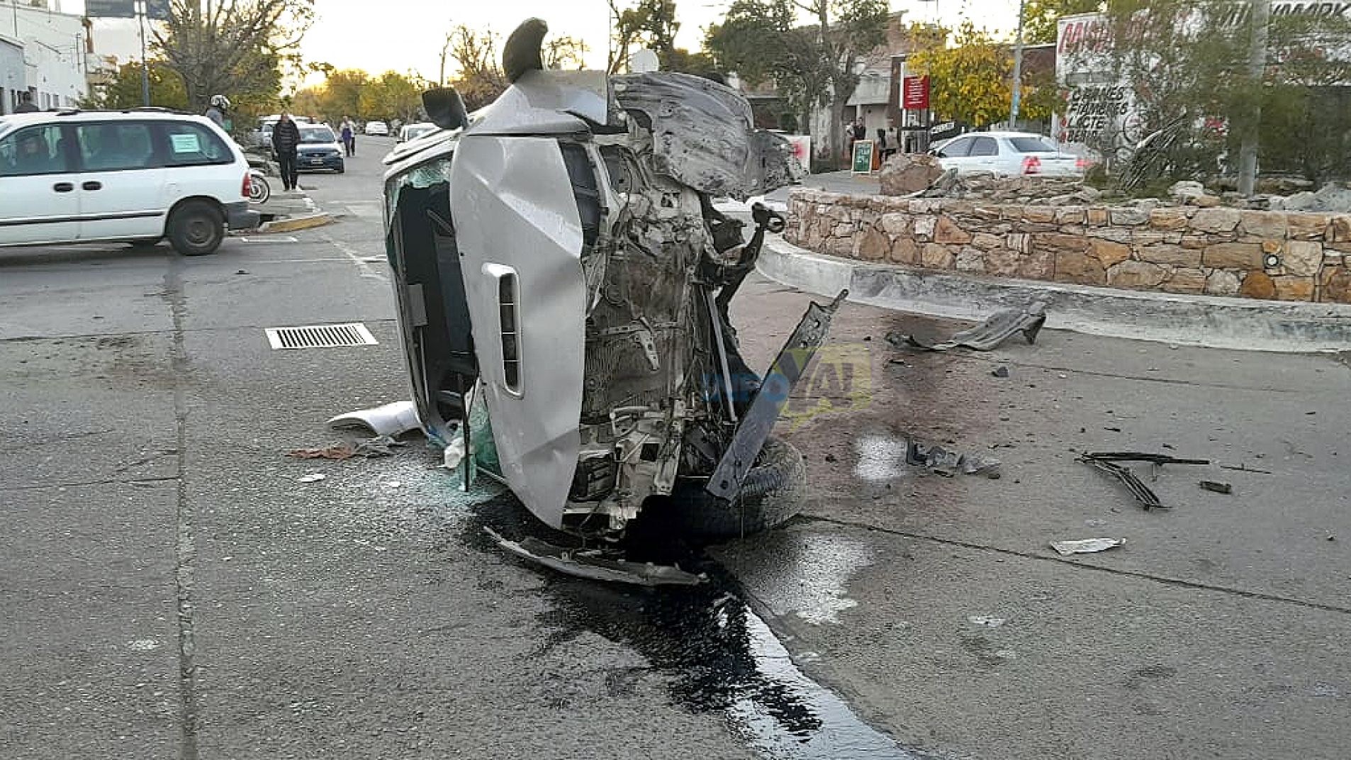 Tras chocar contra una rotonda una embarazada fue extraída por el parabrisas