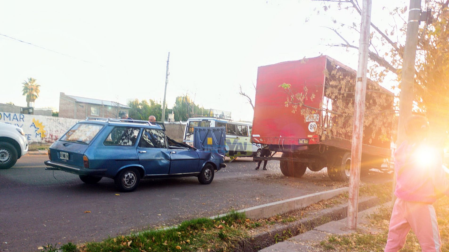 Encandilado por el sol no vio el camión y lo chocó: se salvó de milagro