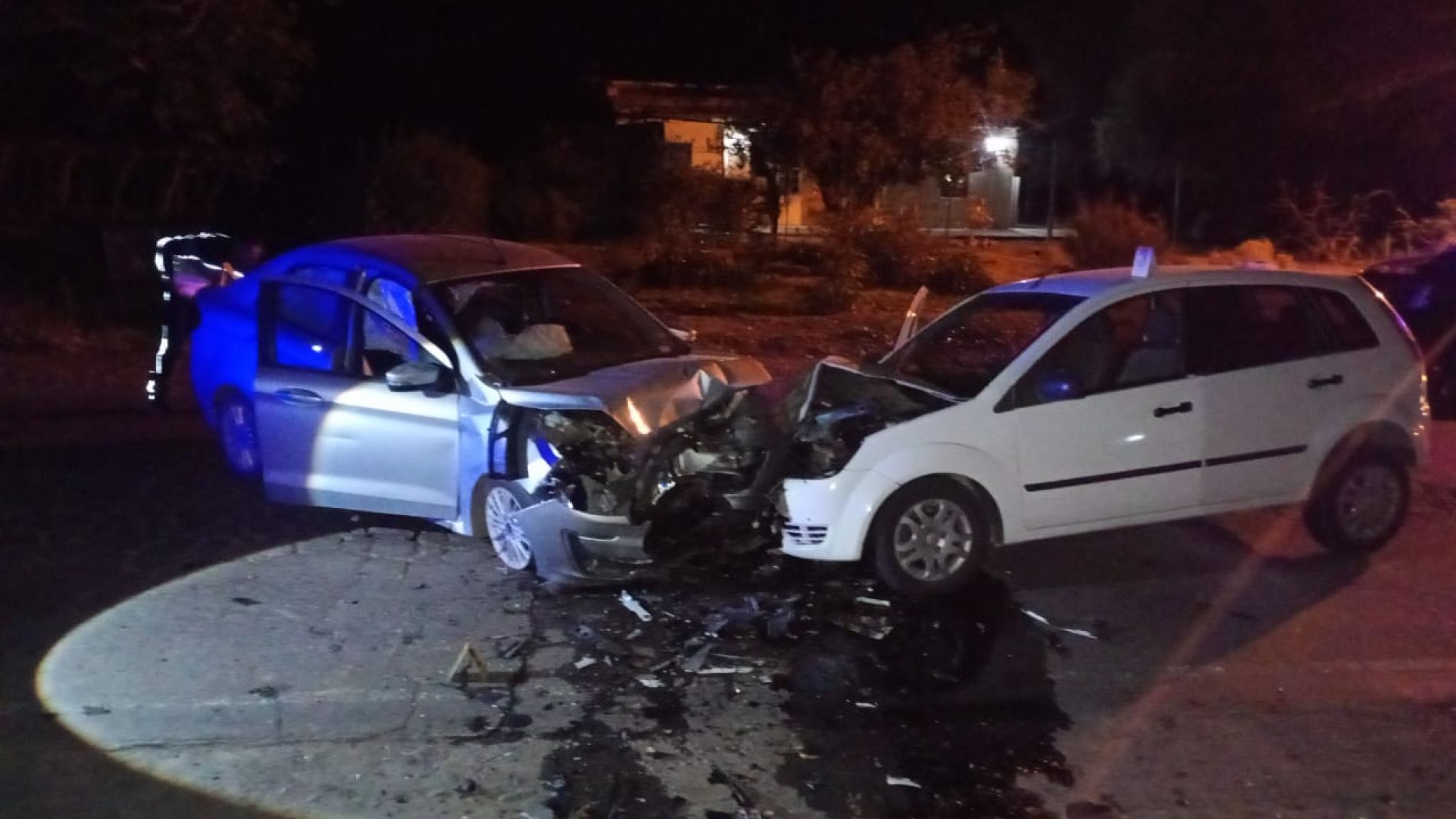 Los autos chocaron de frente y quedaron con importantes daños.