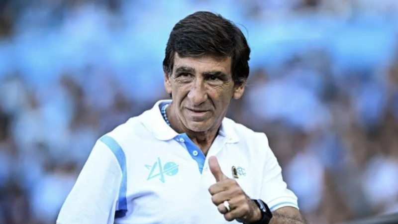 Gustavo Costas aceptó la oferta y renovará su contrato con Racing