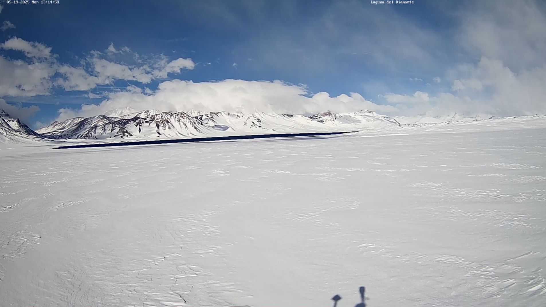 Las inmediaciones de la Laguna del Diamante se encuentran cubiertas de nieve.