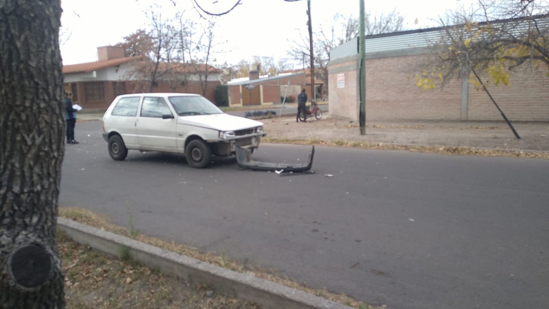 Una moto terminó contra la pared de una esquina tras un choque