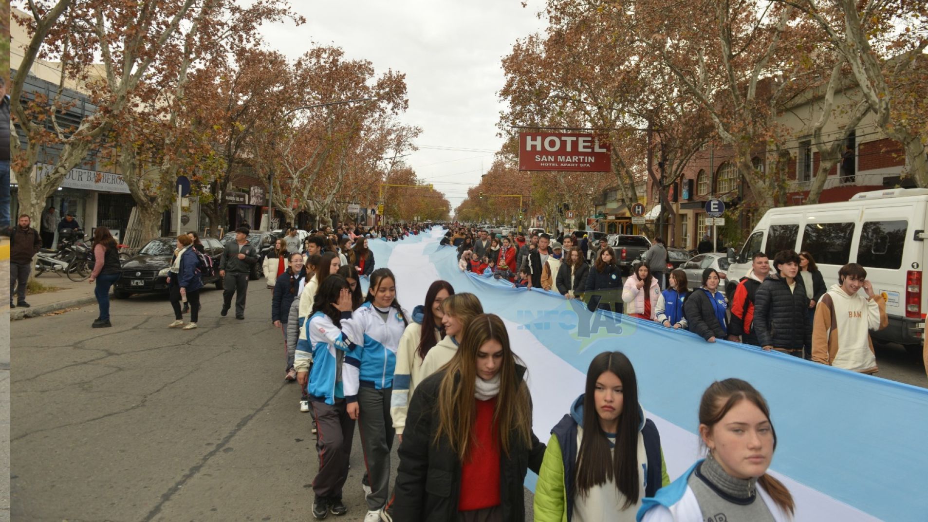 Marcha "Celeste y blanco" del Colegio Redentor por las calles del centro