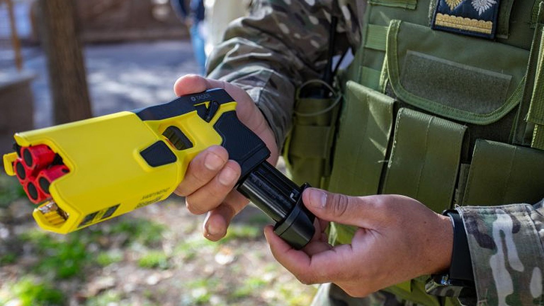 Las pistolas Taser emiten una descarga eléctrica que inmoviliza a la persona que recibe los electrodos.