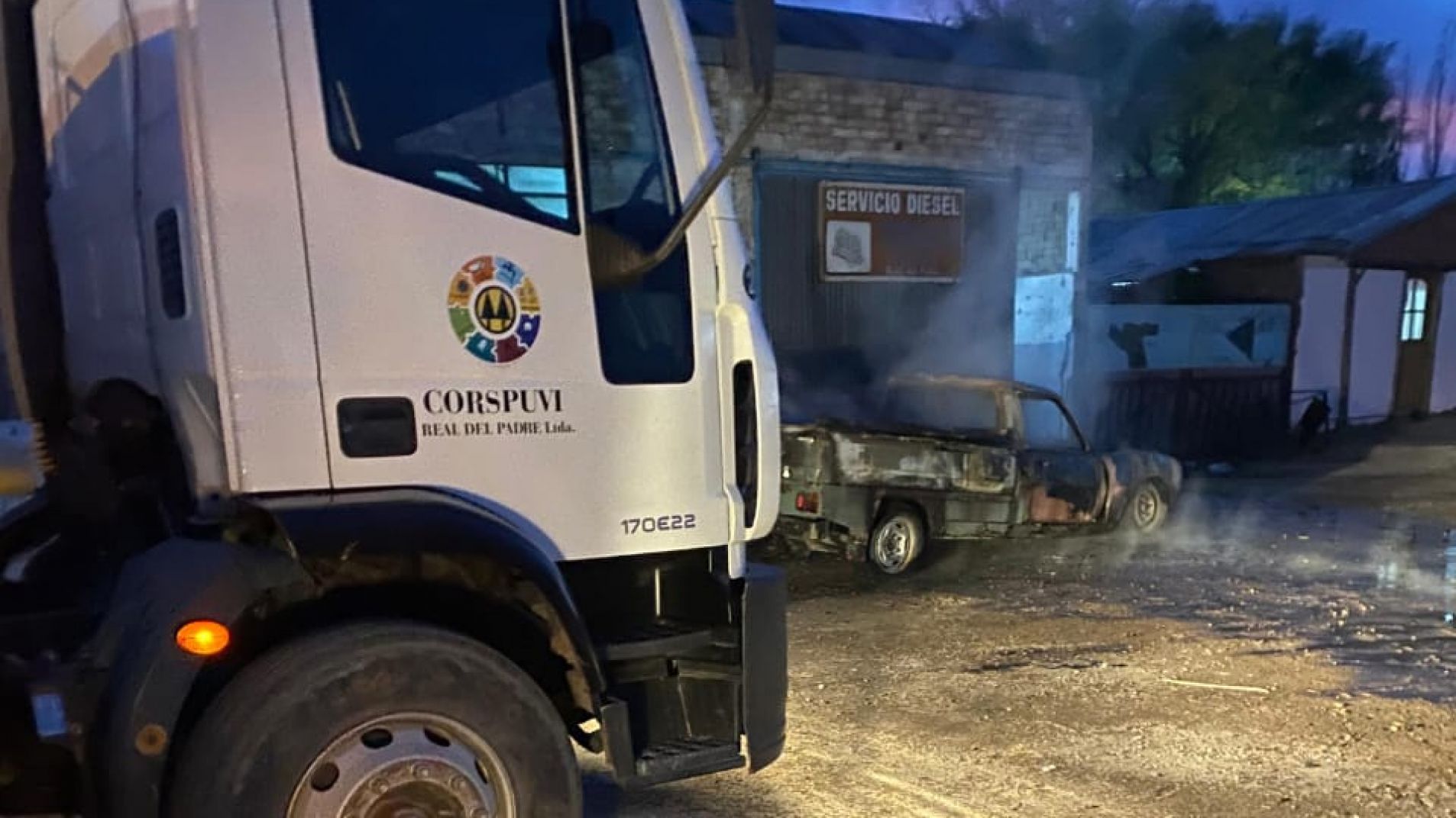 Un aparente incendio intencional destruyó una camioneta en Real del Padre