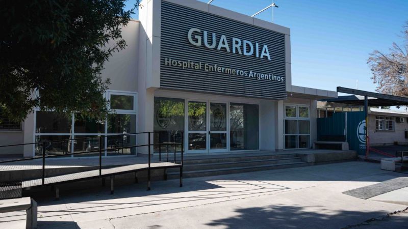 Intentó sobrepasar a un camión y volcó al costado de la ruta