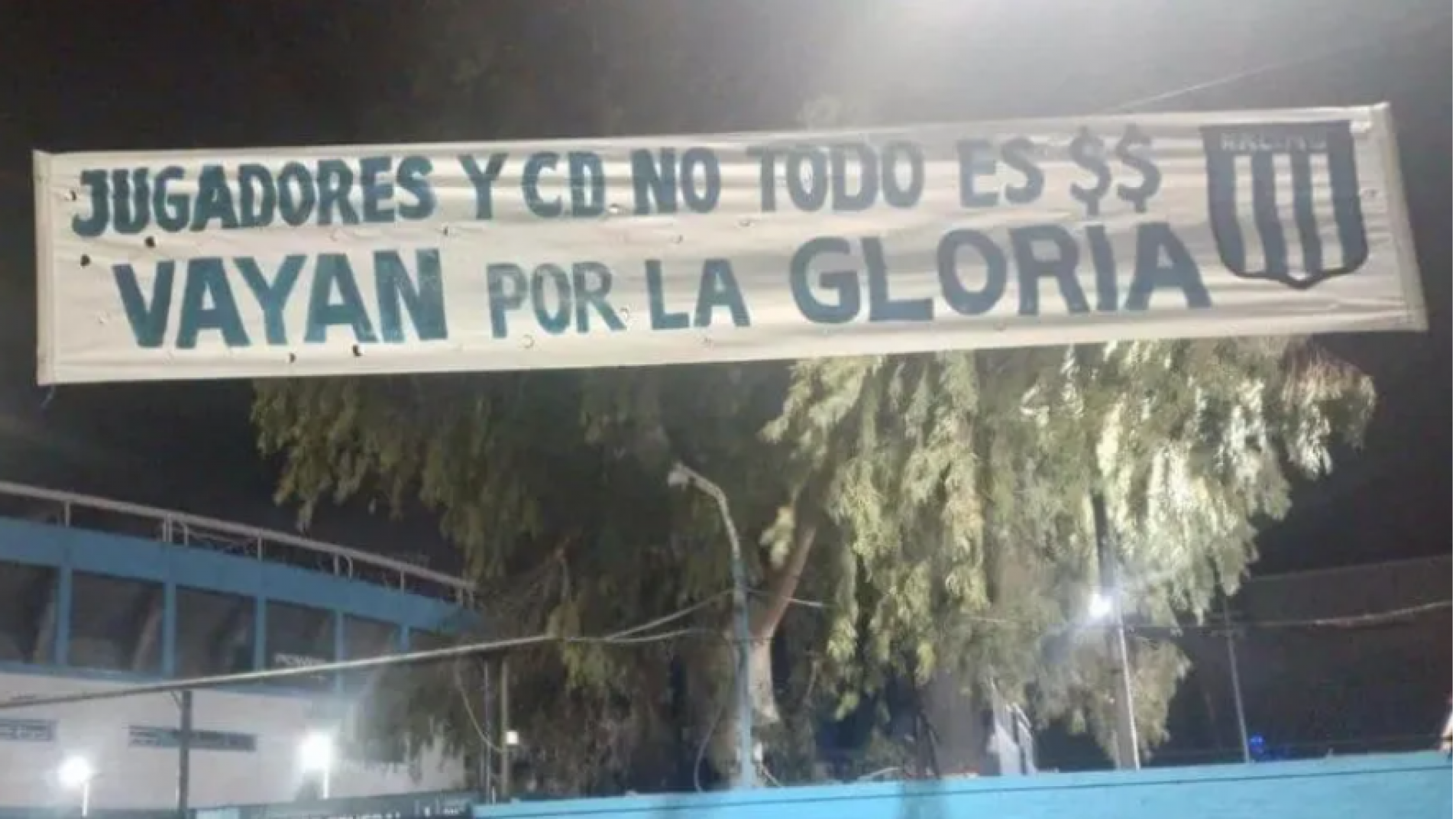Fuertes pasacalles en Racing contra Gallardo y una advertencia a los jugadores