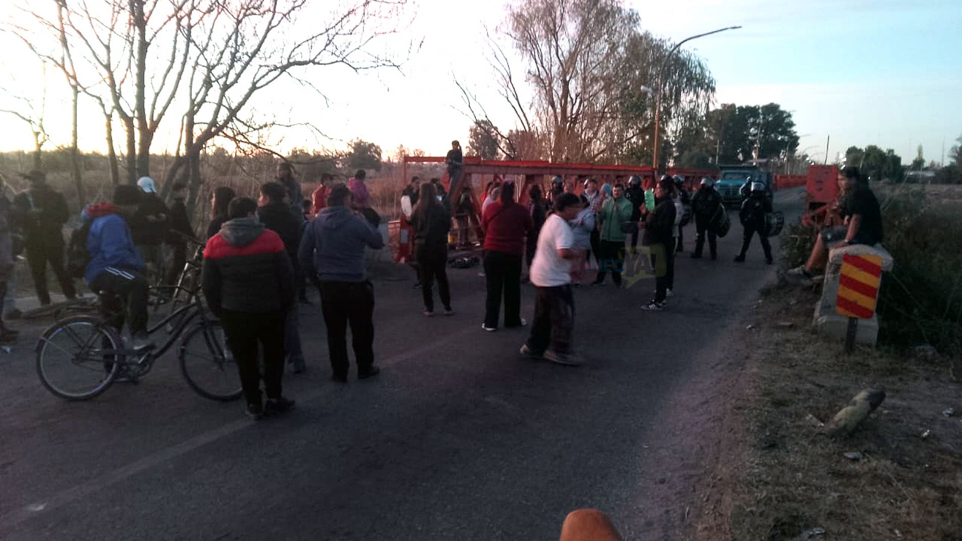 Cortaron un puente de la Isla para pedir que saquen a dos familias conflictivas