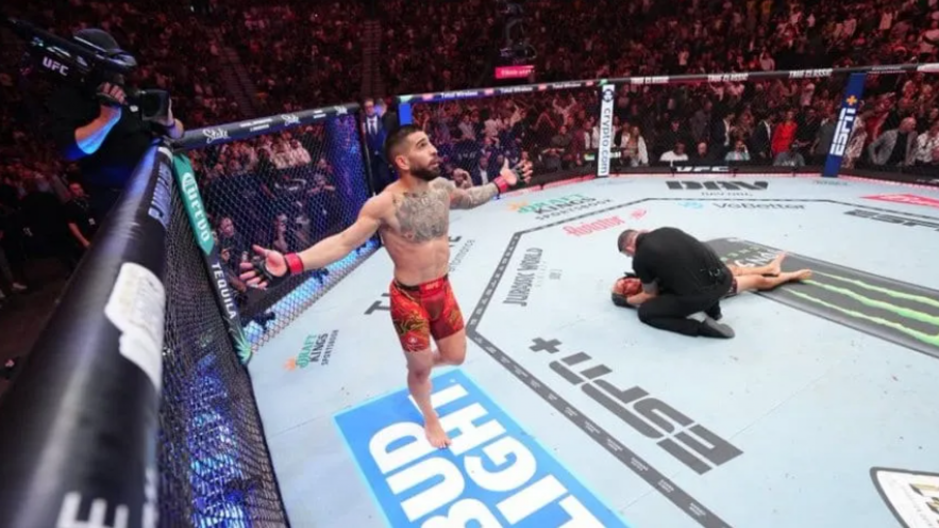 Video: Mirá el tremendo nocaut en UFC de Ilia Topuria