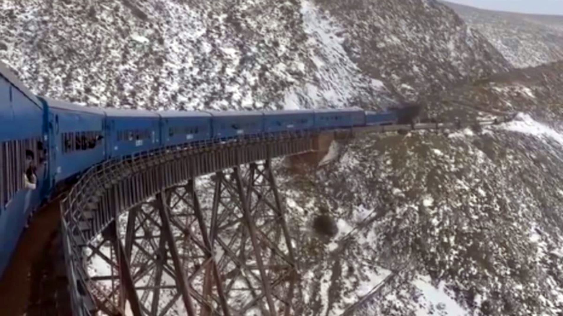Postales de un momento histórico: el Tren a las Nubes se tiñó de blanco (Video)