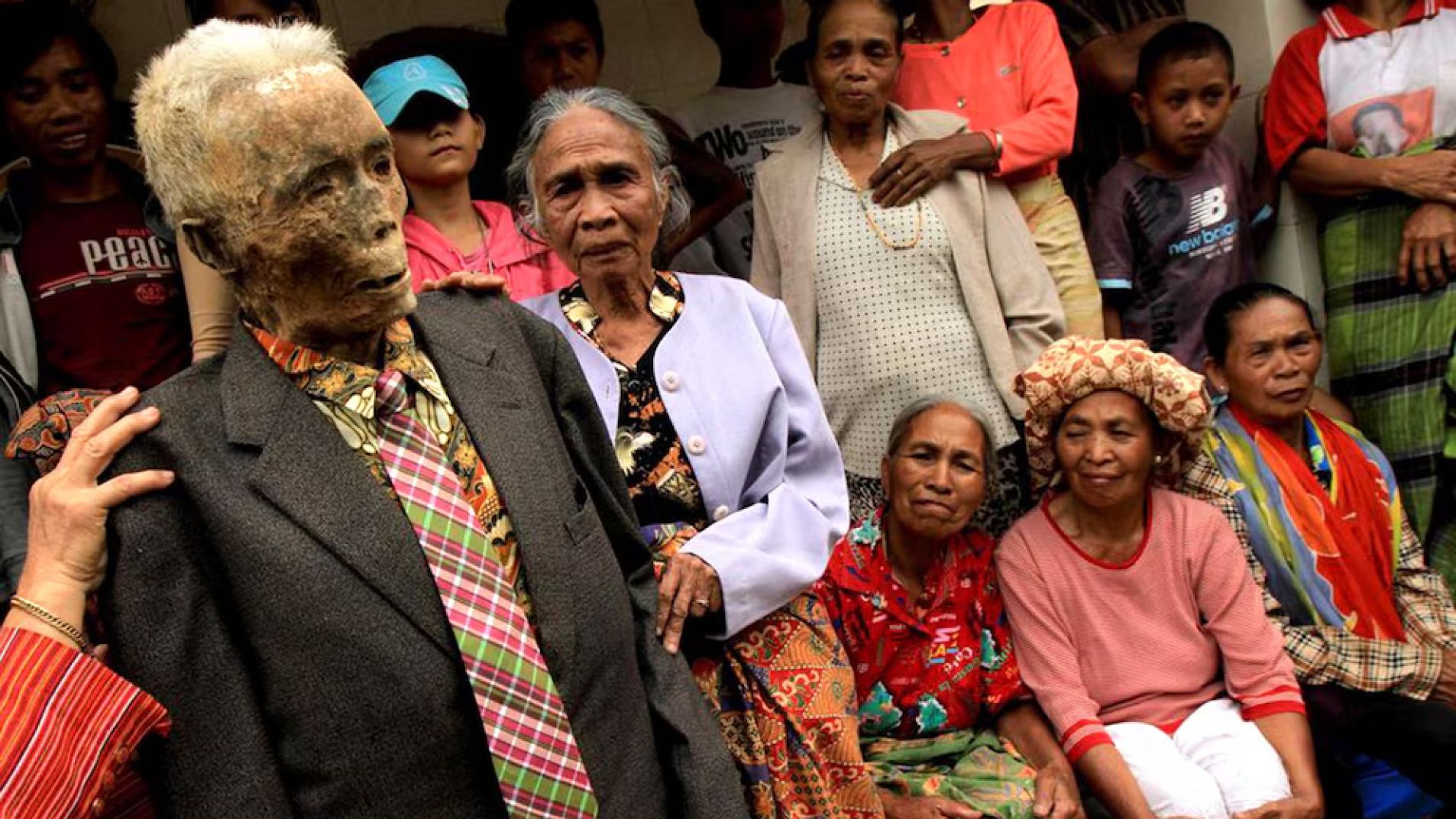 Viven con sus muertos, les hablan y hasta se sacan selfies ¿Dónde sucede?