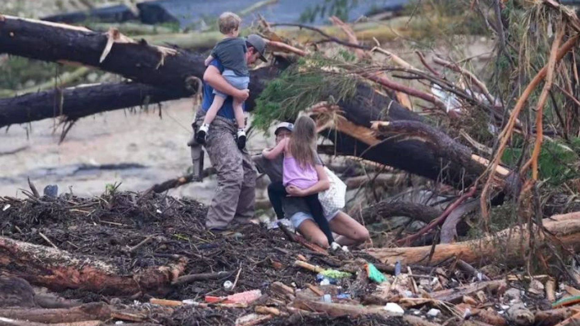 Tragedia en Texas: 27 muertos y 27 niñas desaparecidas por las inundaciones