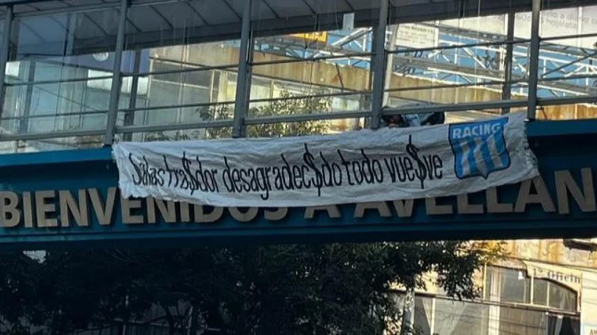 Un pasacalles en Avellaneda tilda de "traidor" a Salas tras su llegada a River