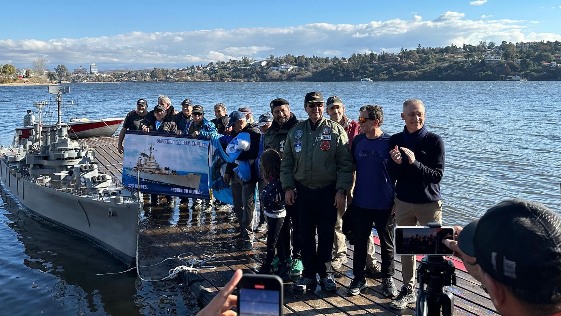 Una réplica del ARA General Belgrano navegó en las aguas del San Roque