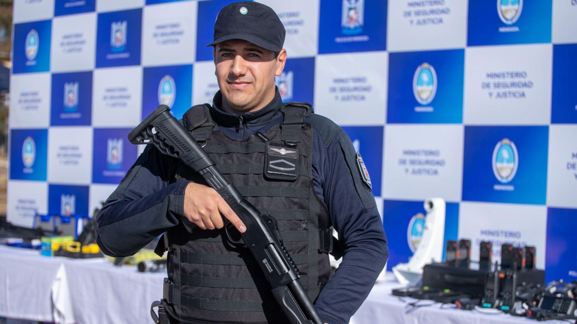 Nuevos chalecos, armas y pistolas Taser para la Policía de Mendoza