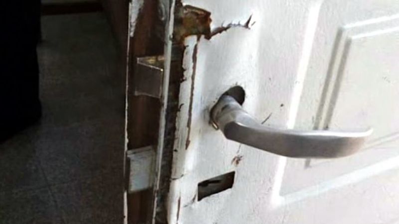 A patadas rompieron la puerta para robar en una vivienda