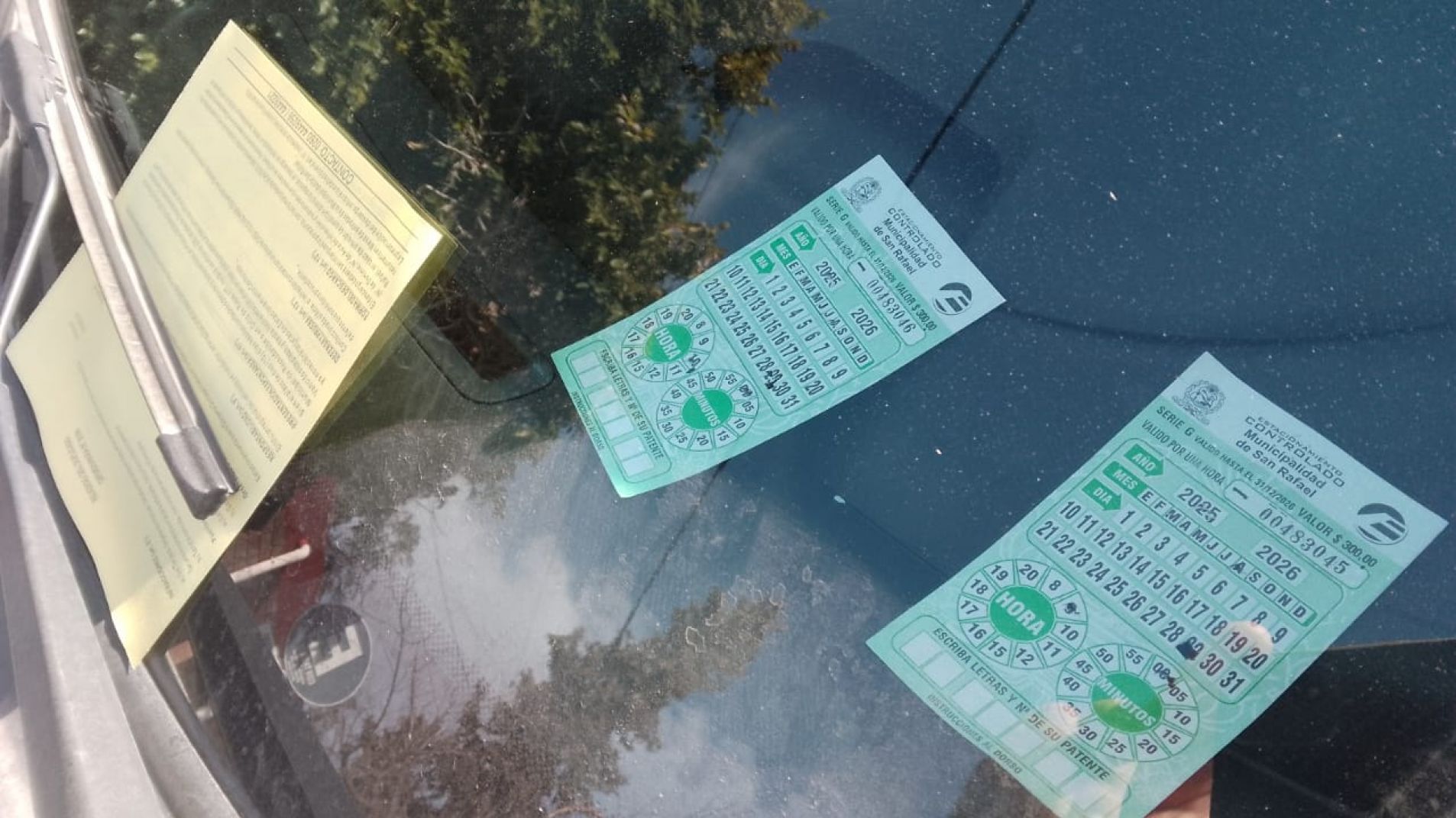 La boleta de infracción es lo que apareció en muchos autos del centro.