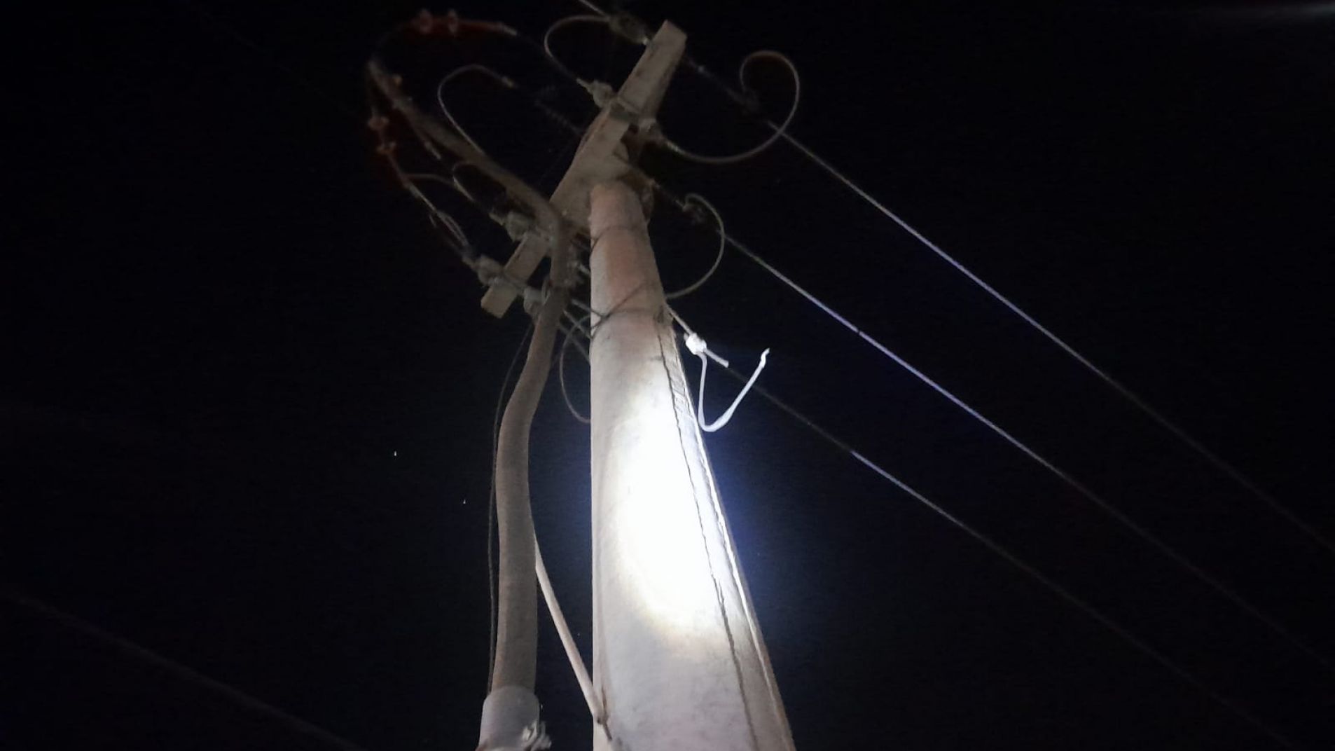 Dos hombres fueron sorprendidos robando cables en Cuadro Nacional.