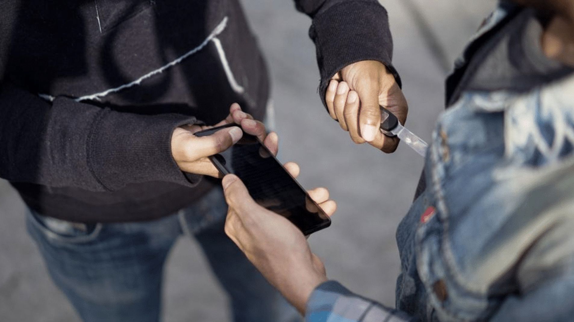 A punta de cuchillo robó un celular y escapó hacia el Barrio Néstor Kirchner