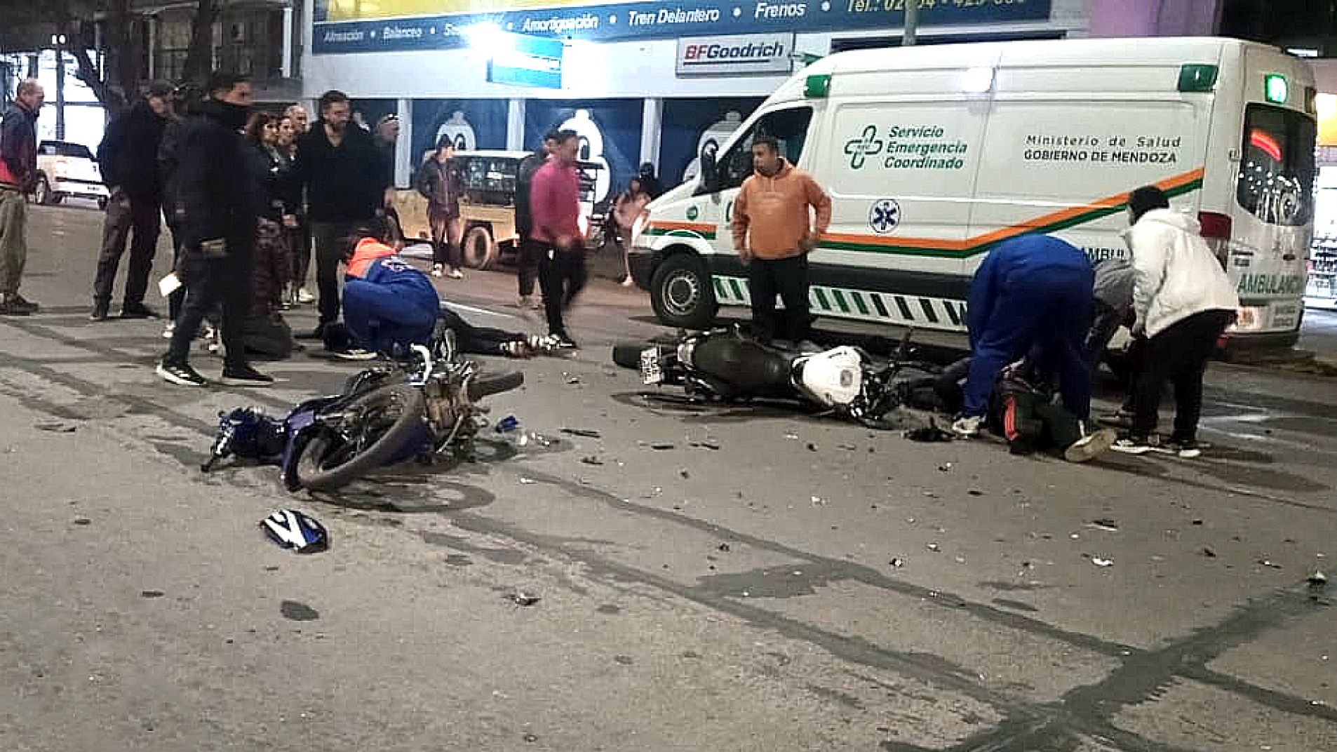 Chocaron dos motos y los conductores quedaron internados en terapia intensiva