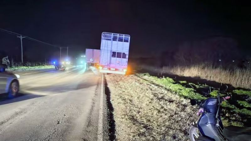 Iba con su hija en una moto, se cayó al piso y murió atropellada por un camión