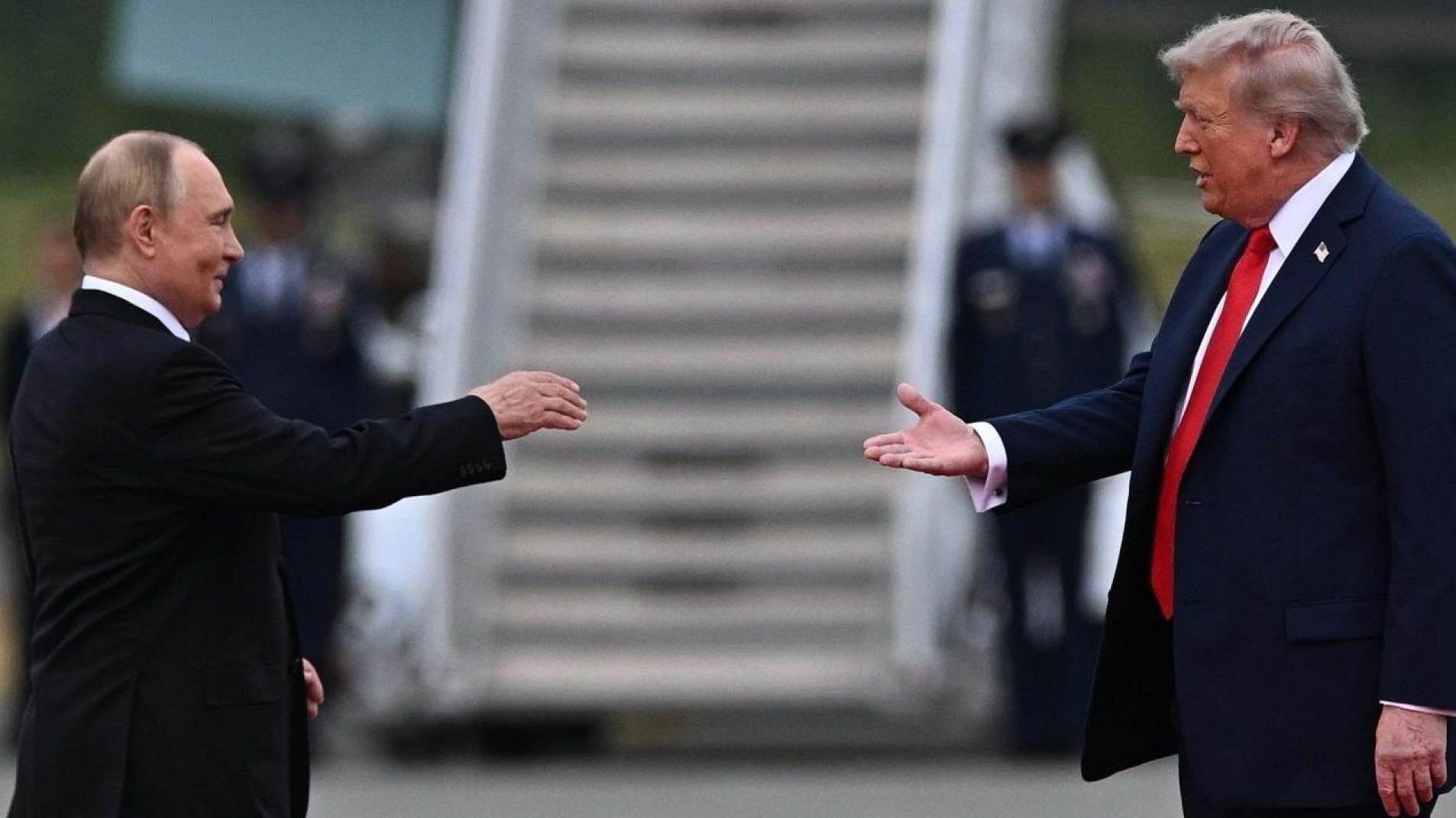 Videos: Trump recibió a Putin con un bombardero y cuatro cazas sobrevolando