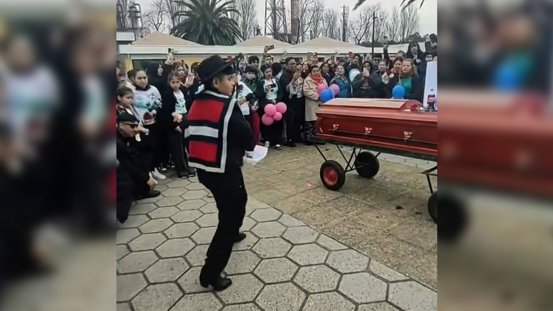 Video: Un niño bailó una cueca en el funeral de su mamá con el traje que le compró