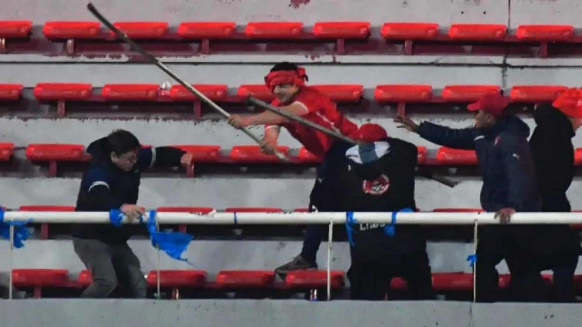 En videos la barbarie en la cancha de Independiente con heridos de gravedad
