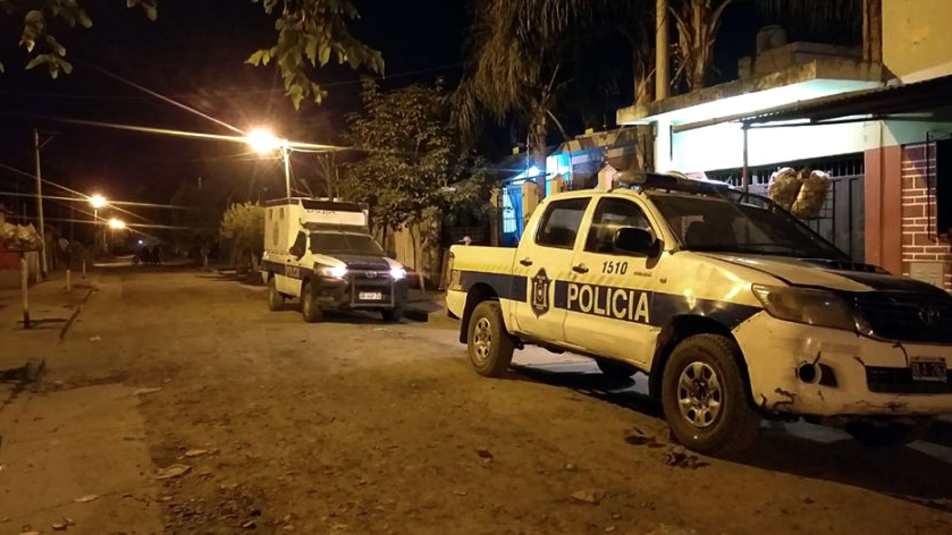A metros de una comisaría un policía mató a tiros a su pareja y se suicidó
