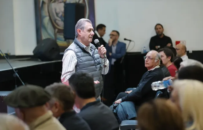 Omar Félix presentando la Autonomía Municipal