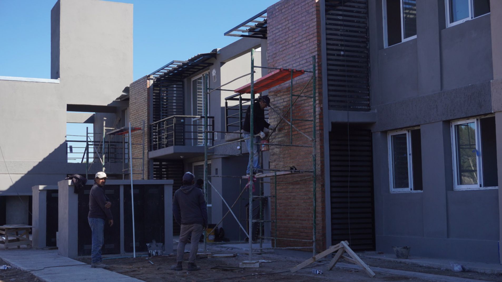 Recorrido por las obras de viviendas Alvear I "A y B"