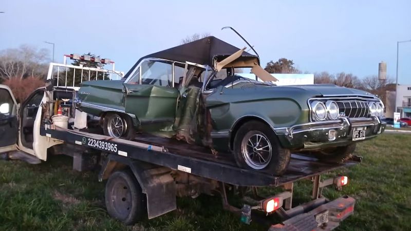 Viajó para comprar un auto de colección por USD 10 mil y lo chocó de regreso